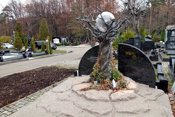 Памятник сложной формы в виде дерева с шаром