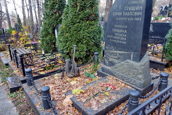 Высокий памятник из гранита с юбкой под естественный скол